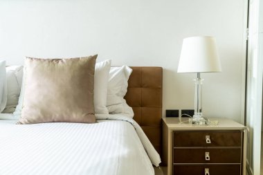 Yatak odasının iç tarafında yastık ve yatak dekorasyonu.