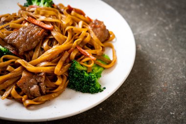 domuz ve sebze ile kızarmış erişte