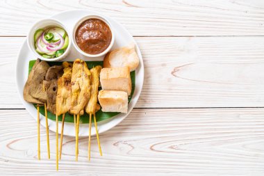 Fıstık sosu ve turşu ile domuz Satay cucumbe olan