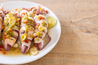 Baharatlı Chili ve limon sosu ile buharda squids