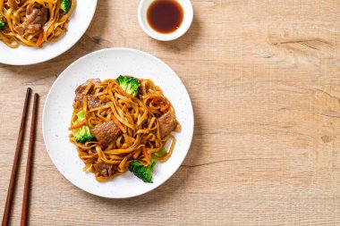 domuz ve sebze ile kızarmış erişte