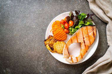 sebze ile ızgara somon biftek fileto