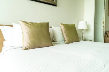 Yatak odasının iç tarafında yastık ve yatak dekorasyonu.