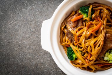 domuz ve sebze ile kızarmış erişte