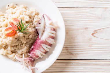 Kalamarlar veya ahtapot risotto