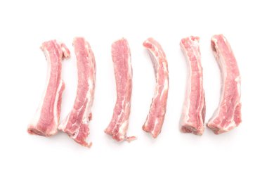 Taze çiğ domuz kaburgası. 