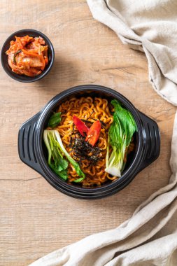 sebze ve kimchi Koreli anlık erişte