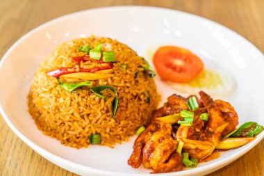 Karides ile Tom Yum Kızarmış Pilav