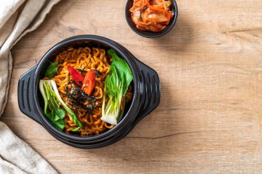 sebze ve kimchi Koreli anlık erişte