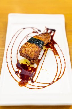 Sos ile foie gras suşi