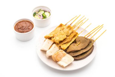 Fıstık sosu ve turşu ile domuz Satay cucumbe olan