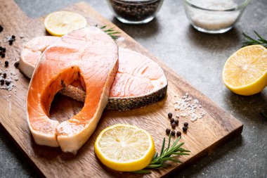 taze çiğ somon fileto biftek