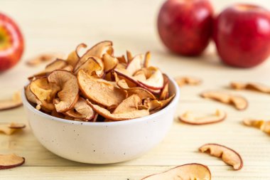 Ev yapımı kurutulmuş organik elma dilimli