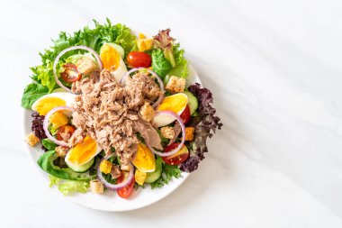 Sebze salatası ve yumurta ile tuna