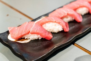 Tuna suşi veya Otoro suşi 