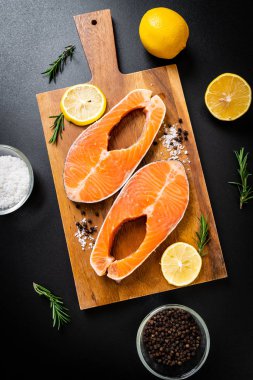 taze çiğ somon fileto biftek