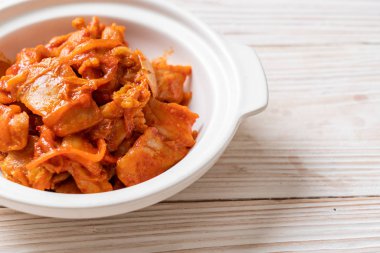 kimchi ile tavada kızartılmış domuz eti