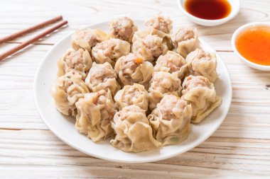 Domuz eti köfte soslu