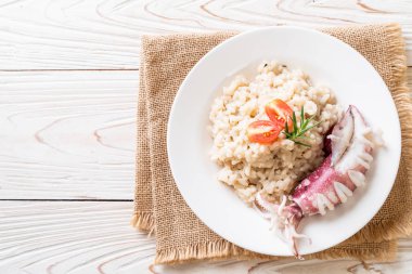 Kalamarlar veya ahtapot risotto