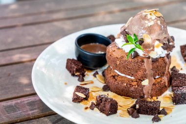 çikolatalı dondurma ve kek ile çikolata pancake