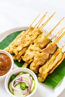 Domuz Satay-ızgara domuz fıstığı sosu veya tatlı ile servis ve 