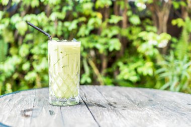 buzlu matcha yeşil çay bardağı masanın üzerine