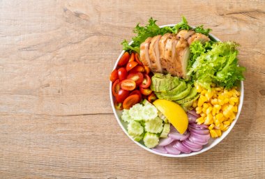 Tavuk göğsü ile sağlıklı salata kasesi 