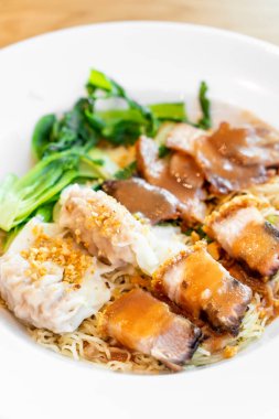 kırmızı kavrulmuş domuz eti, gevrek göbek domuz eti ve wonton ile yumurta şehriye