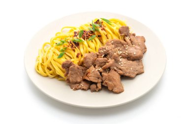 domuz eti ile Asya tavada kızartılmış erişte