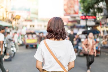 Mutlu ve güzel Asyalı kadın Khao Sarn Road, Tha seyahat