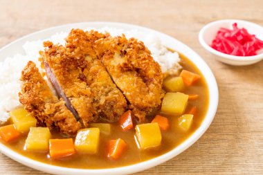 Çıtır çıtır kızarmış domuz pirzola köri ve pilav ile 