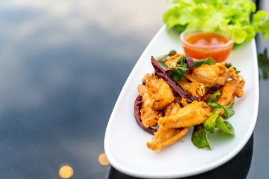 Kızarmış tavuk kanadı.