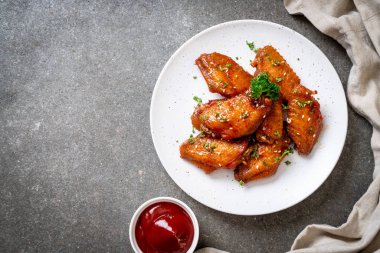 Barbekü tavuk kanatları beyaz susam ile