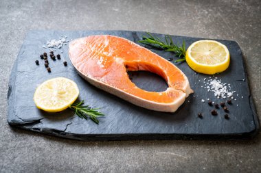 taze çiğ somon fileto biftek