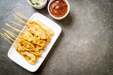 Domuz Satay-ızgara domuz fıstığı sosu veya tatlı ile servis ve 
