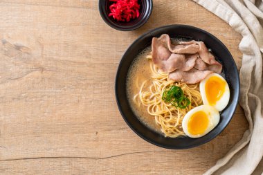 domuz eti ve yumurta ile TONKOTSU ramen erişte