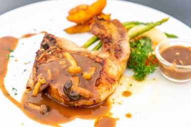 domuz eti biftek et suyu sosu ile