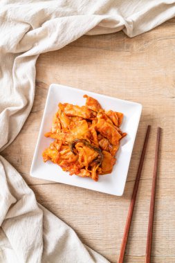 kimchi ile tavada kızartılmış domuz eti
