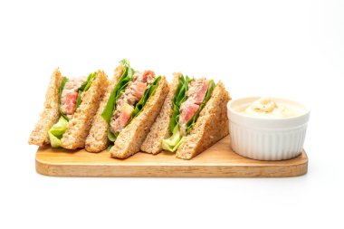Beyaz arka planda ev yapımı tuna sandviç