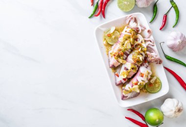 Baharatlı Chili ve limon sosu ile buharda squids