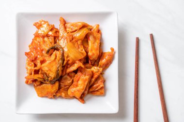 kimchi ile tavada kızartılmış domuz eti