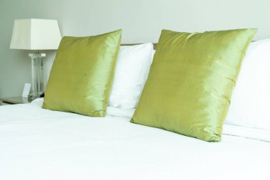 Yatak odasının iç tarafında yastık ve yatak dekorasyonu.