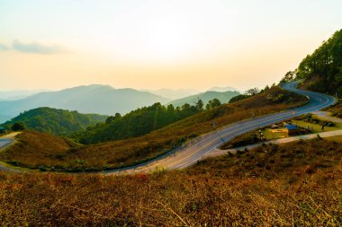 Katman dağ ve yol ile güzel günbatımı gökyüzü