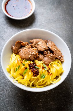 domuz eti ile Asya tavada kızartılmış erişte