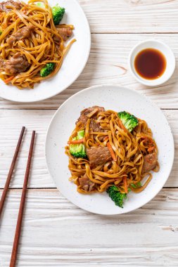 domuz ve sebze ile kızarmış erişte