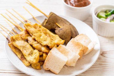 Fıstık sosu ve turşu ile domuz Satay cucumbe olan