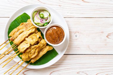 Domuz Satay-ızgara domuz fıstığı sosu veya tatlı ile servis ve 