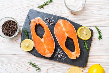 taze çiğ somon fileto biftek