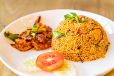 Karides ile Tom Yum Kızarmış Pilav