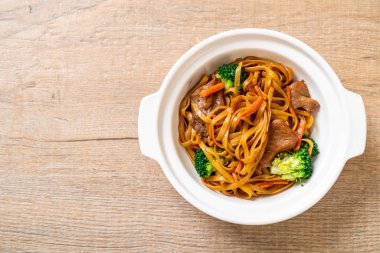 domuz ve sebze ile kızarmış erişte